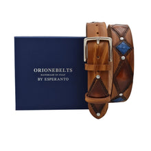 Carica l'immagine nel visualizzatore di Gallery, Cancùn - Cintura Miele 4 cm in cuoio con rombi anticati , borchie e ricami in pitone azzurri
