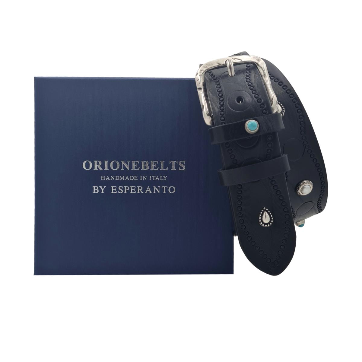 Cintura 4 cm in cuoio Nero lavorato a mano e intarsiato da borchie metalliche celeste e argento