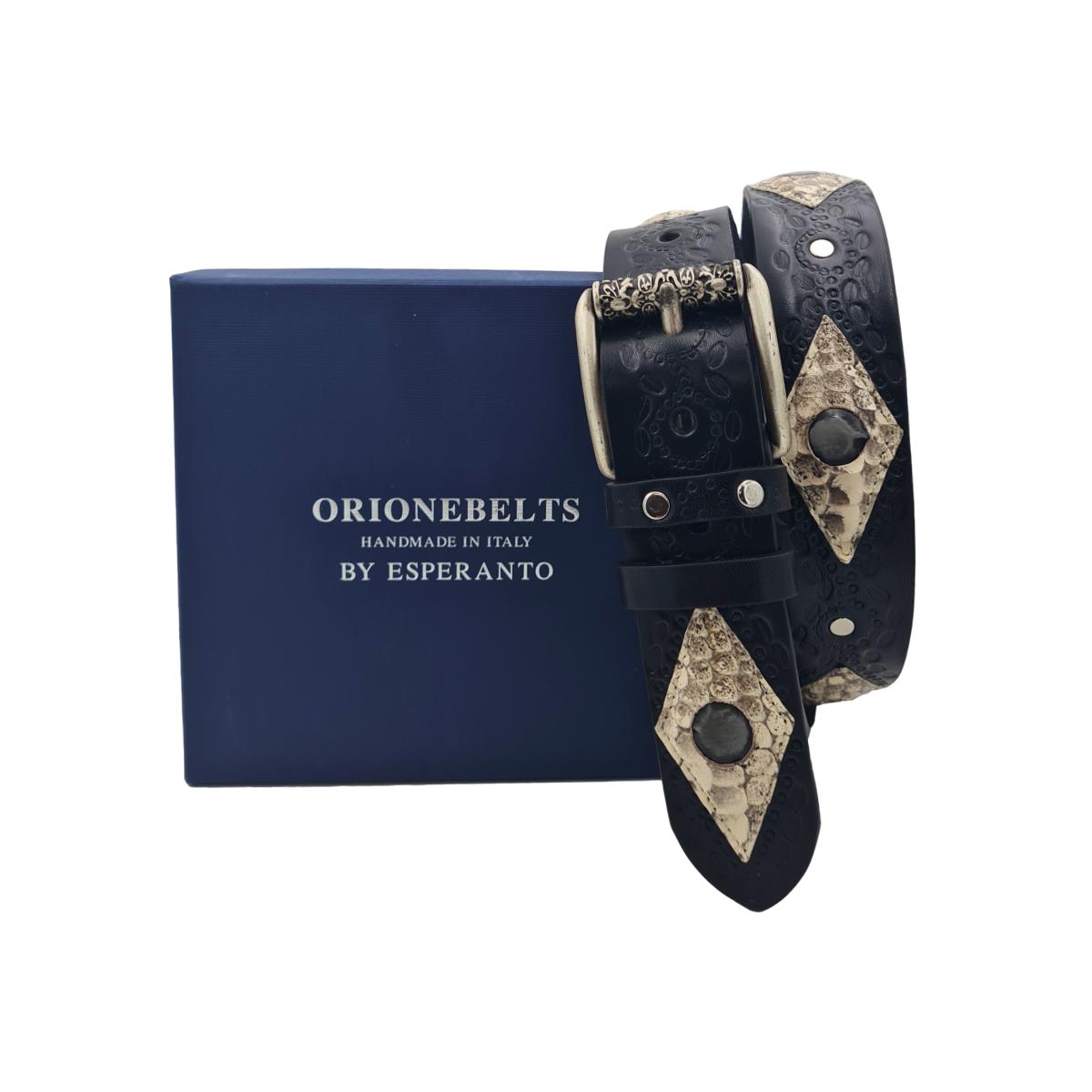 Cintura 4 cm colore Nero in cuoio intarsiato a mano con rombi in vero pitone e borchie metalliche