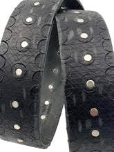 Carica l&#39;immagine nel visualizzatore di Gallery, Cintura 4 cm in Cuoio colore Nero abrasivato, tinto e lavorato a  mano, fibbia colore Argento vecchio