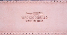 Carica l&#39;immagine nel visualizzatore di Gallery, Cintura 4 cm Taupè in Schiena di Coccodrillo con Fodera Nabuk e Fibbia anallergica