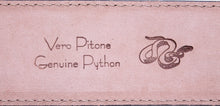 Carica l&#39;immagine nel visualizzatore di Gallery, Cintura da Donna in Pitone 3 cm con fodera in cuoio in pelle - Rubino